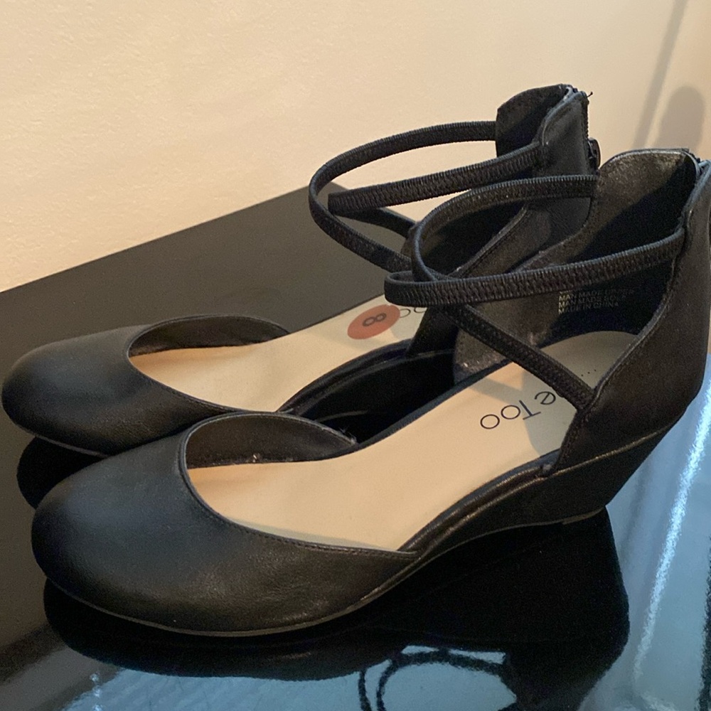 Never worn! Cute Me Too strapped wedge.